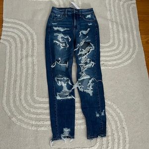 AMERICAN EAGLE MOM RIPPED JEANS